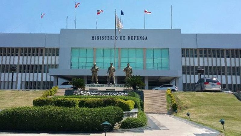 Ministerio de Defensa prohíbe militares porten armas en centros de bebidas alcohólicas