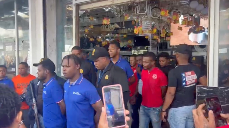 Migración irrumpe en tienda china y expulsa a empleados haitianos indocumentados