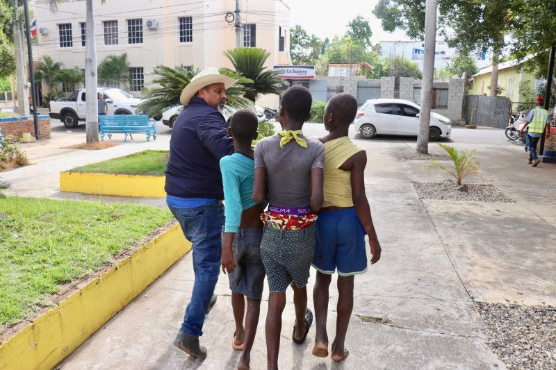 Conani reprocha a Riverón por expulsar a menores haitianos que dormían en parque de Dajabón