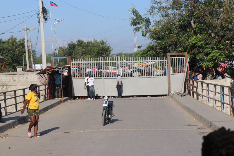 Haití instala portón fronterizo sobre el puente que une Dajabón con Juana Méndez