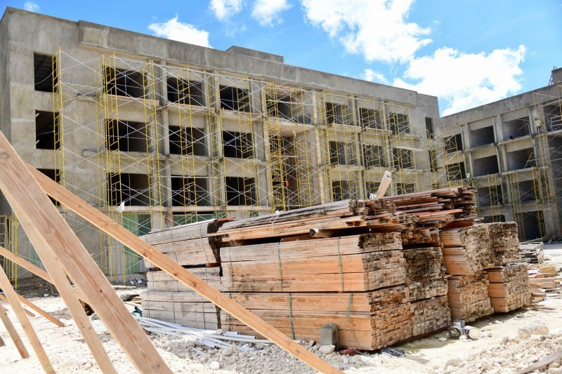 Advierten falta de pagos a contratistas podría paralizar construcciones y afectar todo el país