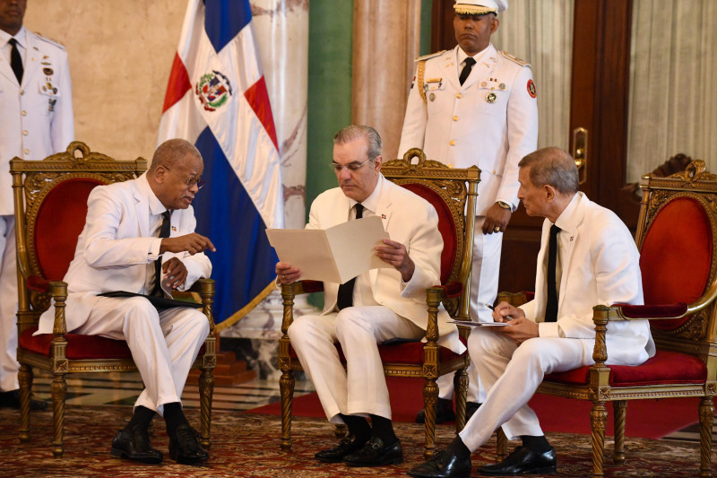 Embajador de Haití presenta cartas credenciales al presidente Abinader