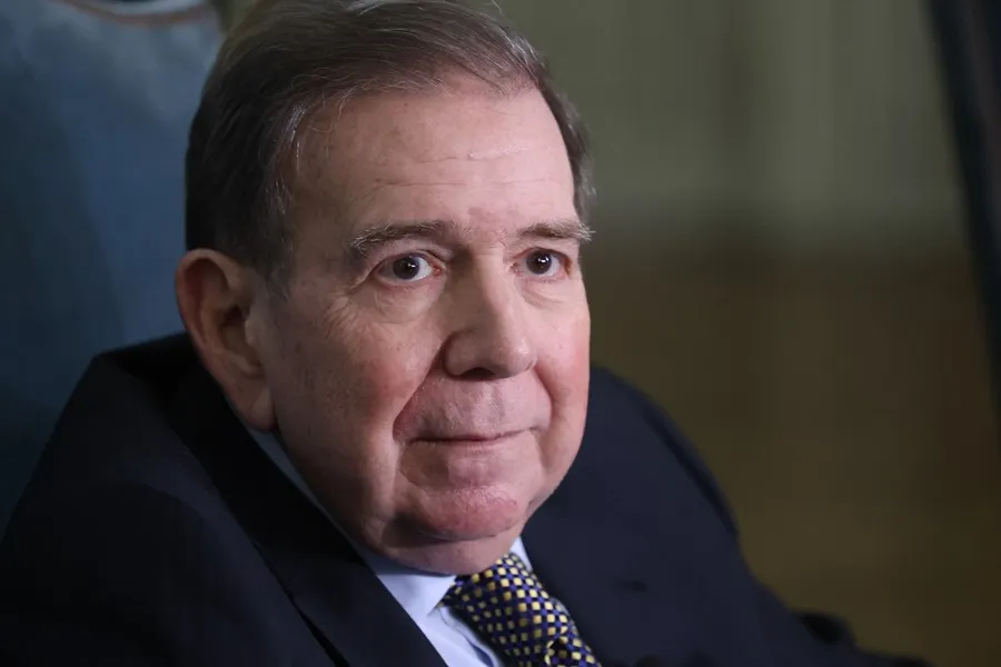 Edmundo González hospitalizado en España por problemas de salud