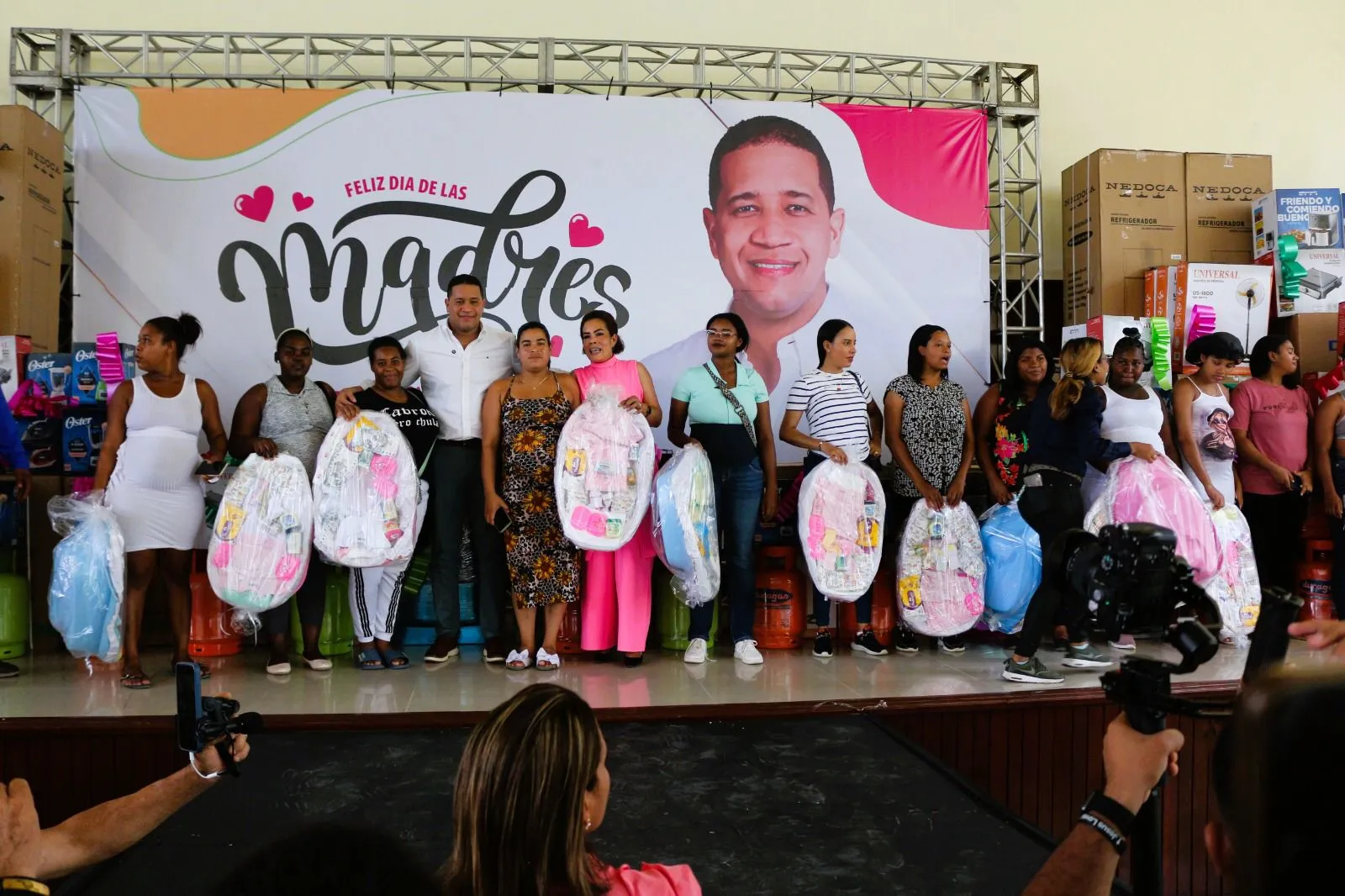 Más de 2,000 madres viven una celebración memorable junto al alcalde Lenin de la Rosa en San Juan