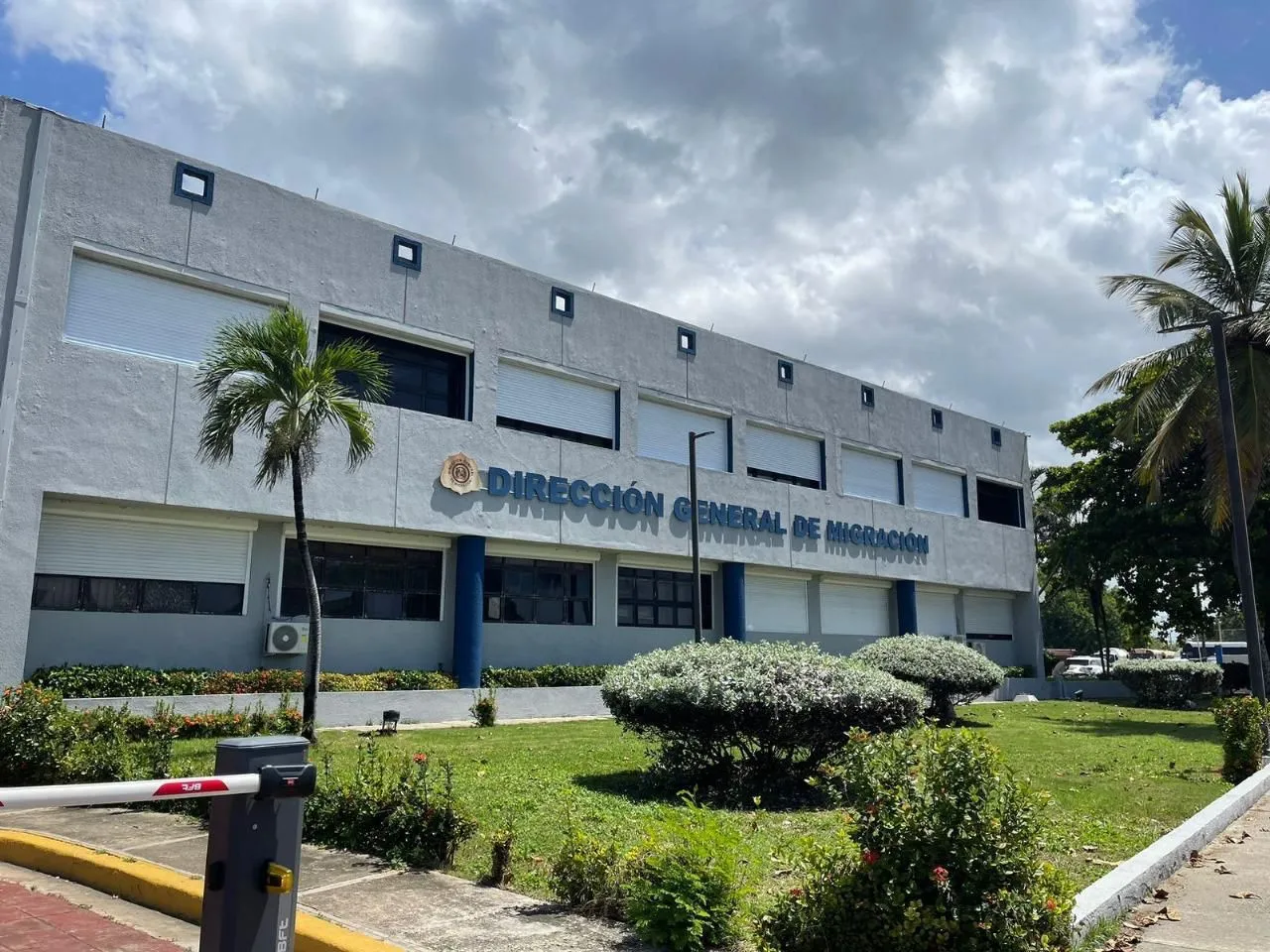Migración desvincula 21 agentes e inspectores por faltas graves