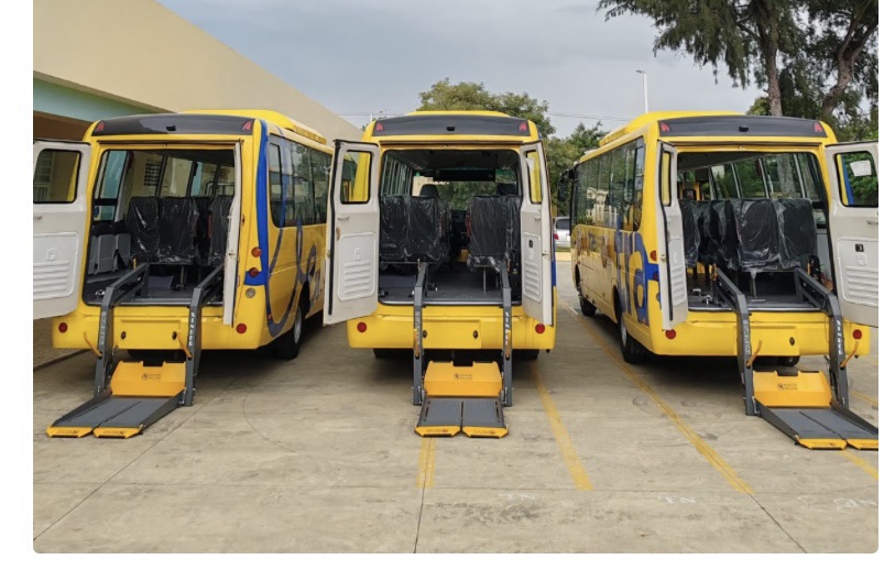 Educación inclusiva avanza en Santiago con entrega de autobuses adaptados para estudiantes con discapacidad