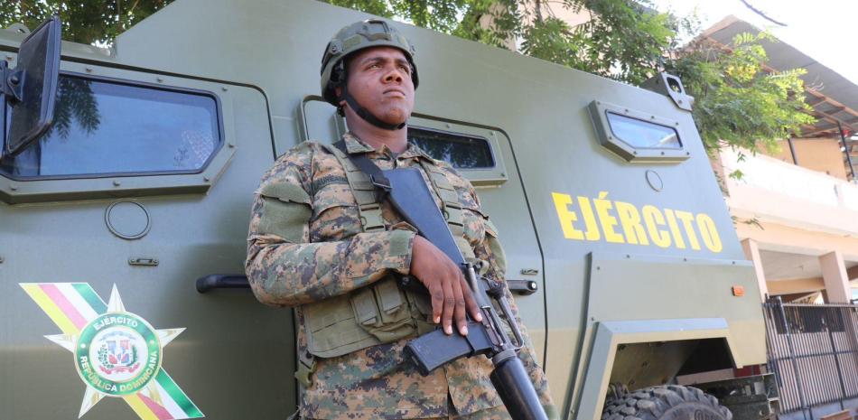 Desde Haití lanzan piedras a un puesto móvil militar en Dajabón; hieren a un soldado