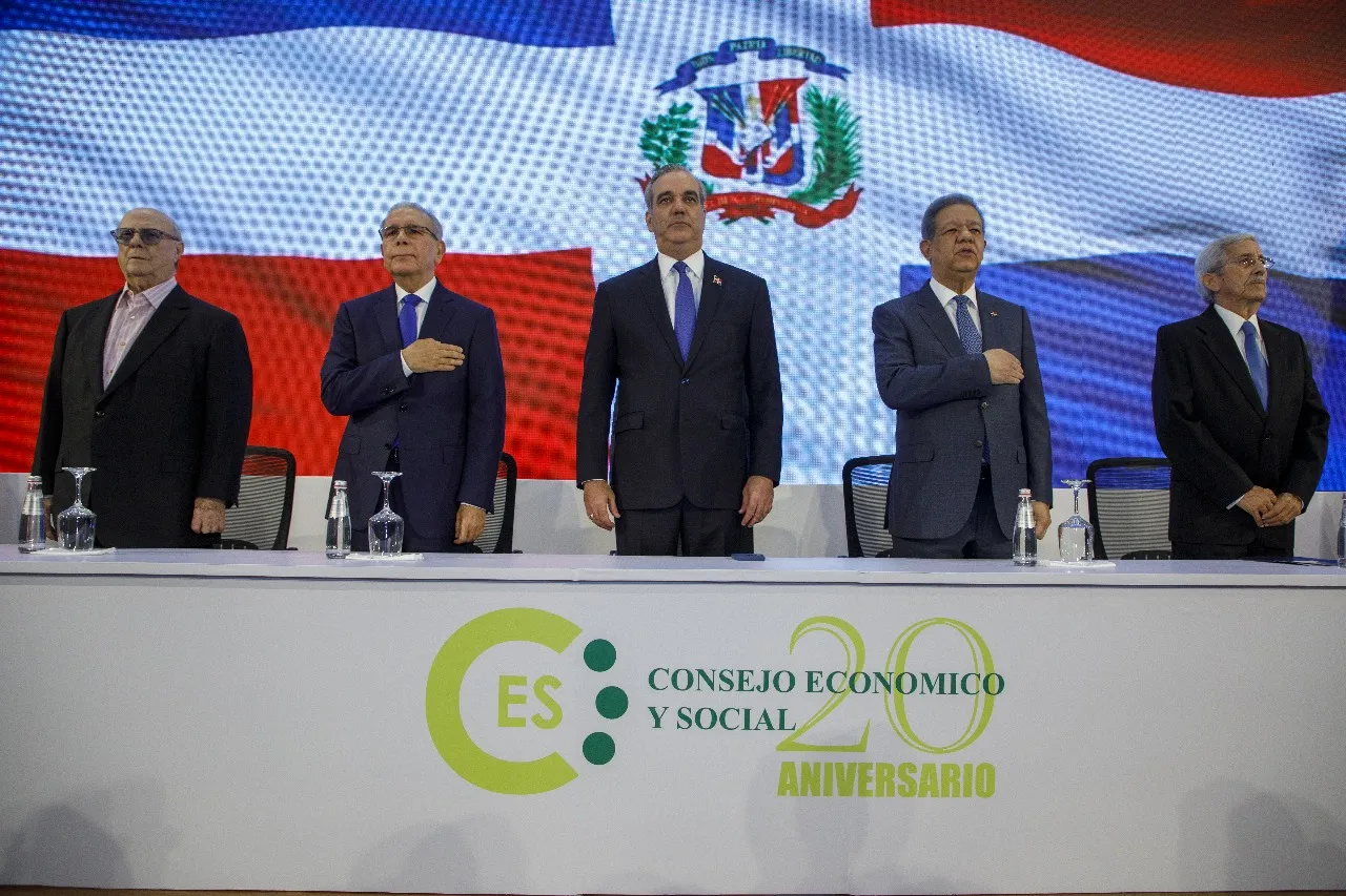 Reunión de Abinader con expresidentes y sectores sociales para enfrentar la crisis haitiana