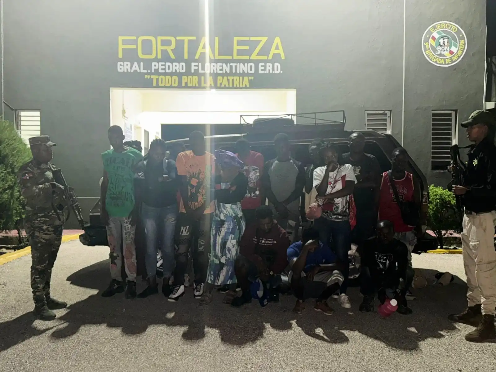 Hallan minibús con 18 haitianos indocumentados en San Juan