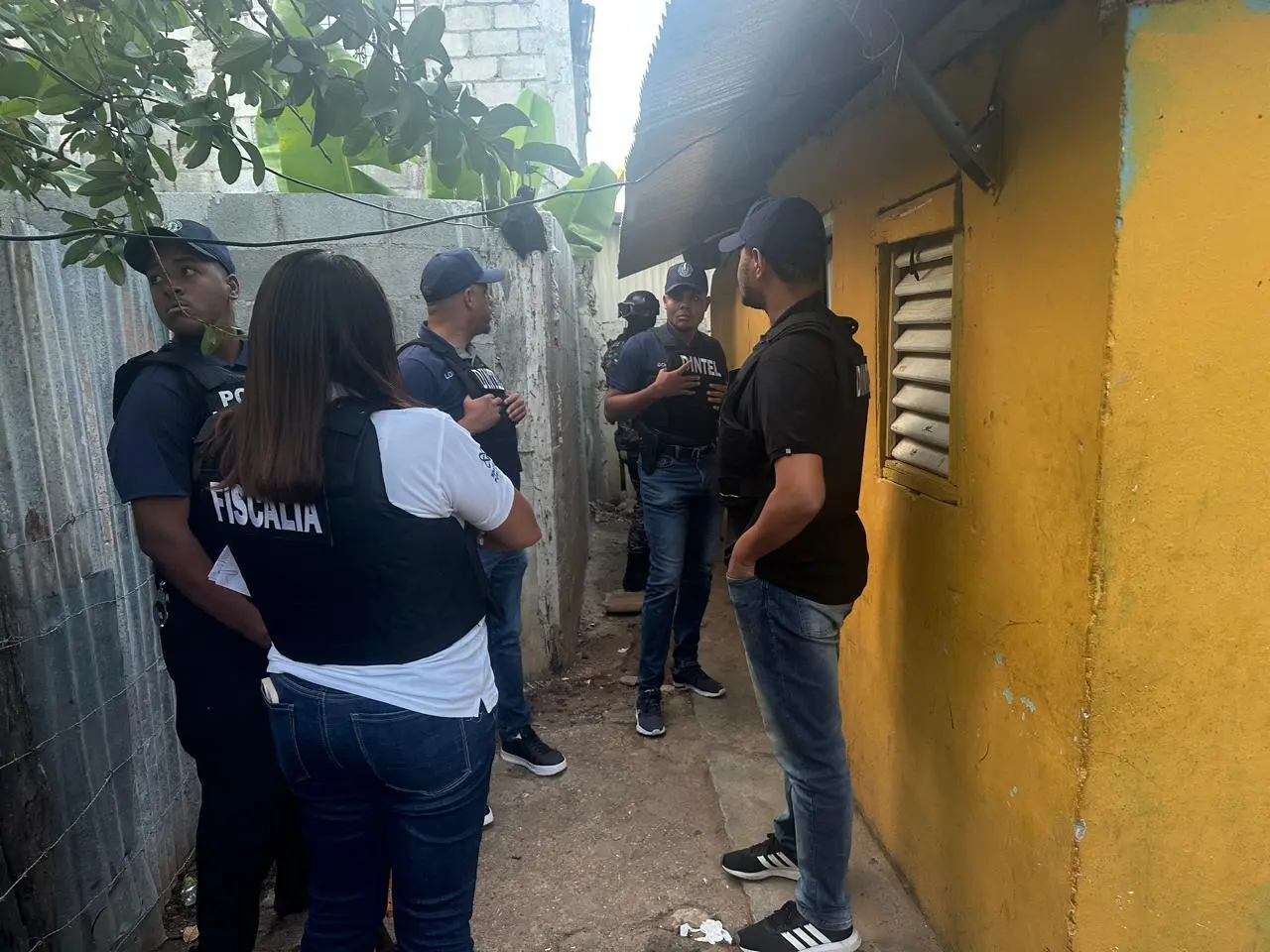 Autoridades realizan allanamientos en Baní; ocupan armas, cigarrillos y máquina tragamonedas