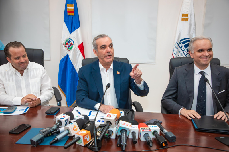 Presidente visita ministerio de Educación:  garantiza cupos para todos los estudiantes