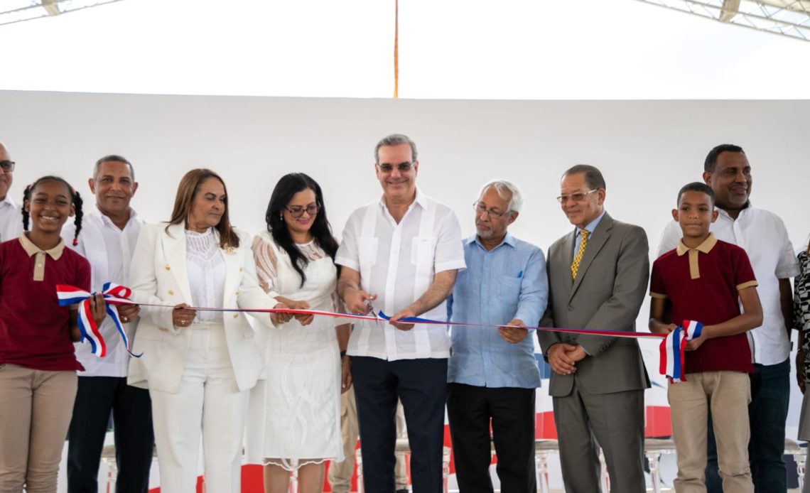 Presidente Abinader inaugura varias obras en la provincia Duarte