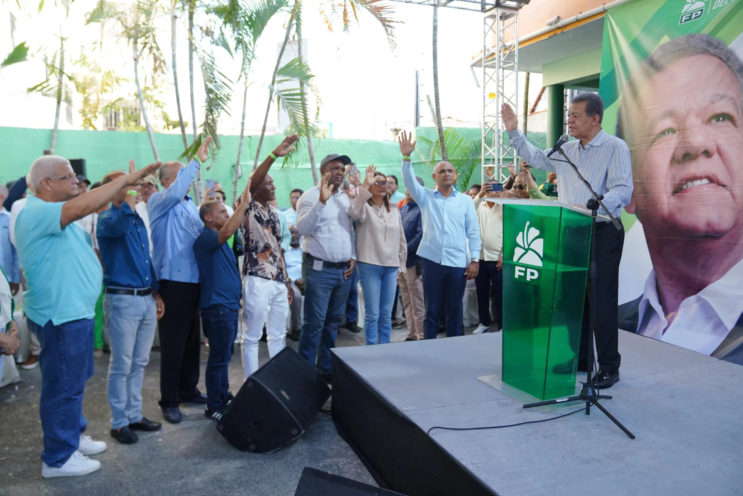 Leonel dice que circunvalación de Baní “costó tres veces más y es la mitad de lo que debió ser”