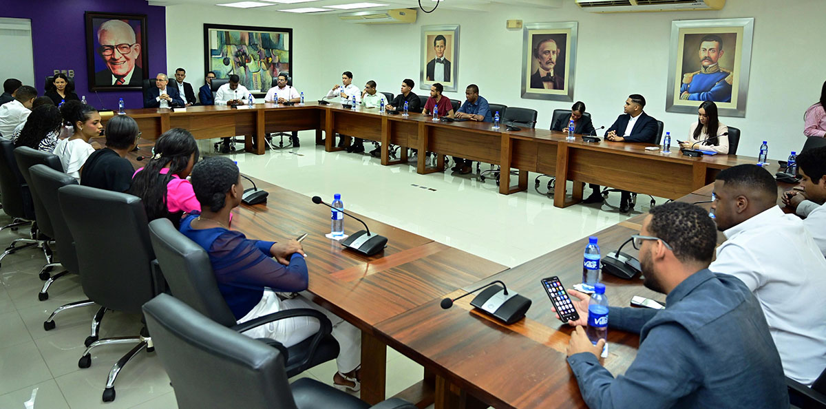Danilo Medina dialoga con jóvenes estudiantes