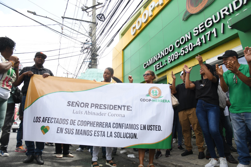 Afectados por el fraude de Coop-Herrera protestan en las afueras de la Fiscalía de SDO
