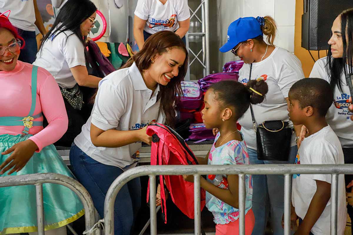 Alcaldesa Betty Gerónimo inicia programa “La Ruta Escolar” con entrega de útiles en Santo Domingo Norte
