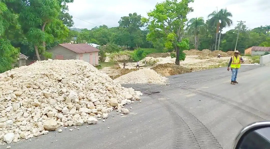 Denuncian pretenden inaugurar carretera que une Hondo Valle con Comendador en Elías Piña sin concluir trabajos