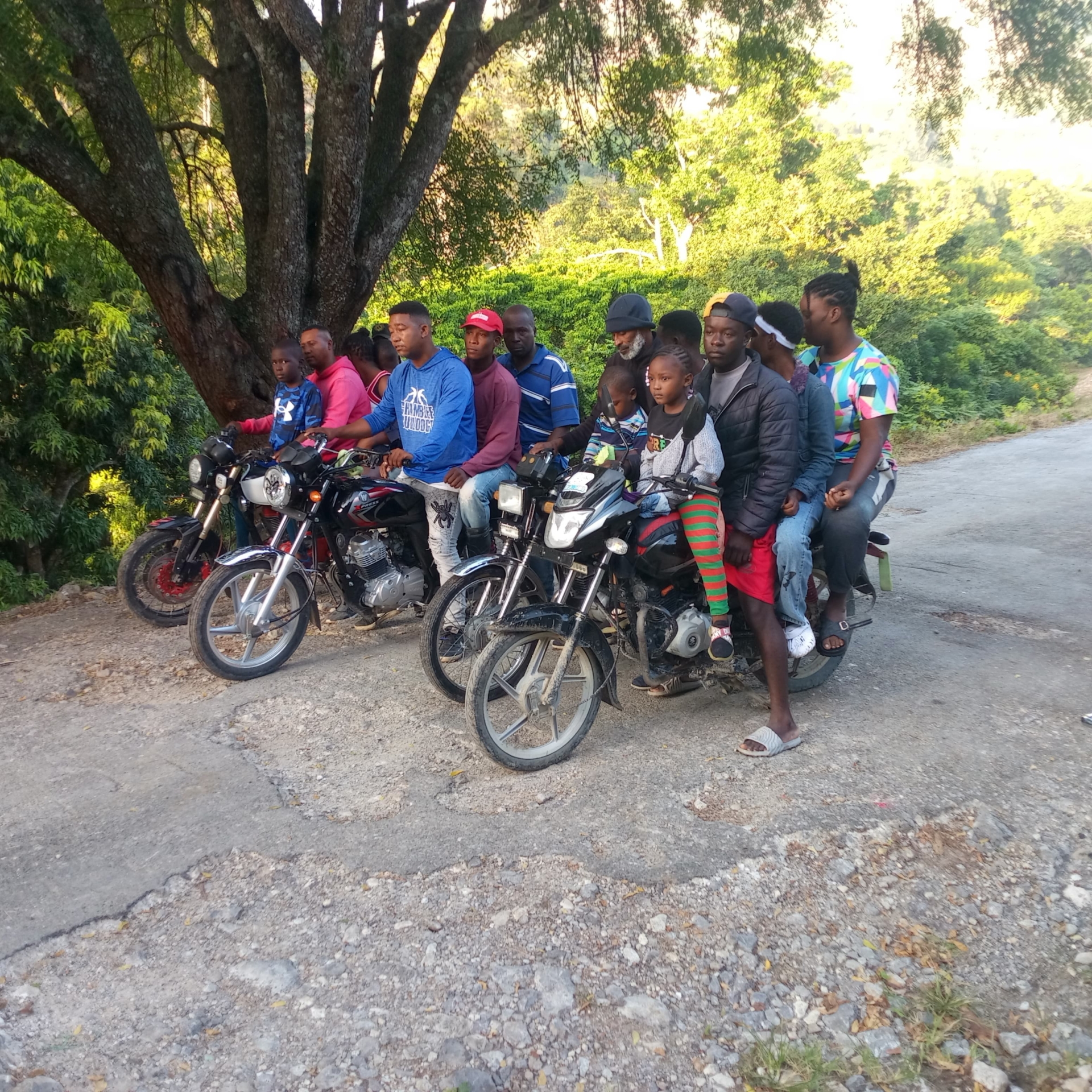 Detienen a cinco hombres cuando transportaban a 13 haitianos indocumentados en motocicletas en San Juan
