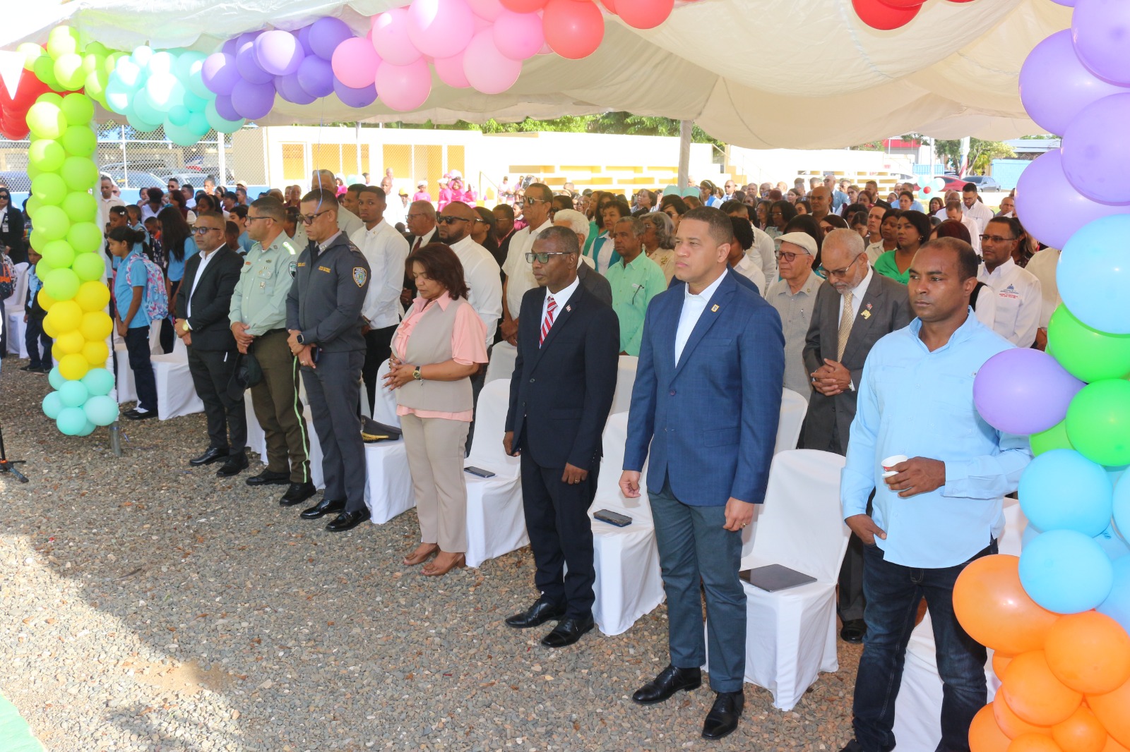 Dando entonación a las notas del himno nacional dan apertura al año escolar en la Regional 02 San Juan y Elías Piña.
