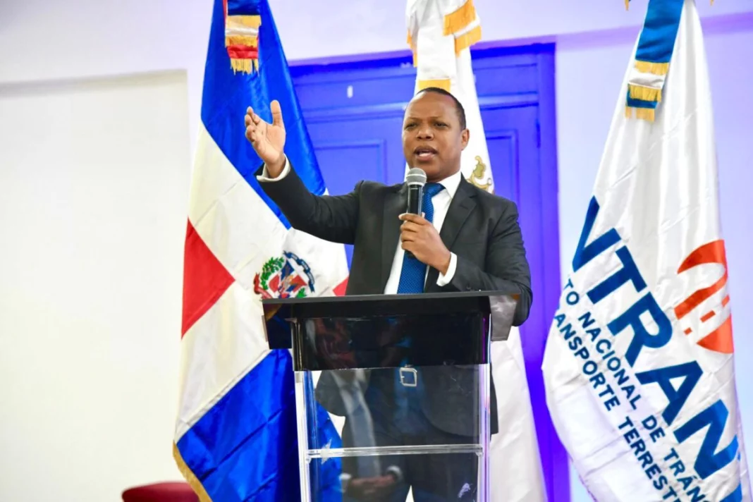 Milton Morrison barre con el personal relaciones públicas del INTRANT