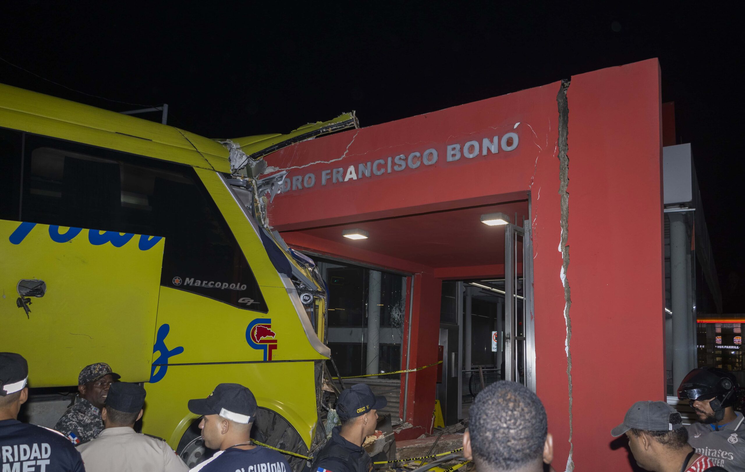 Autobús de Caribe Tour choca contra estación del Metro en la Núñez de Cáceres e hiere empleada