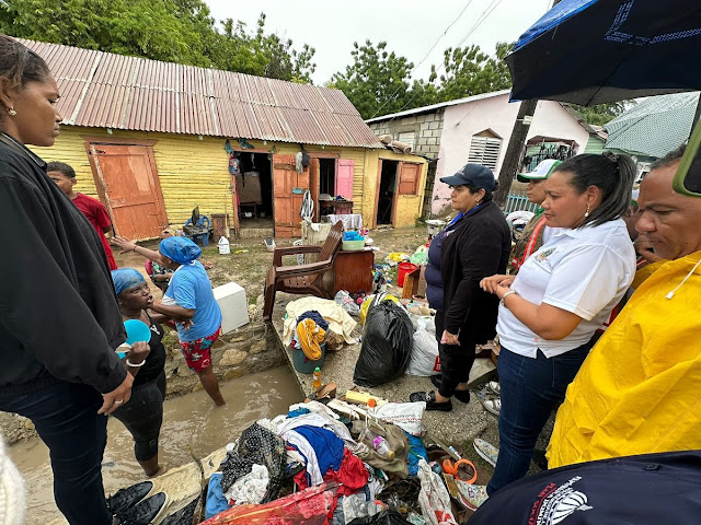 Gobernadora de Azua va en auxilio de familias afectadas por vaguada