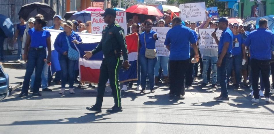 Maestros banilejos paralizan docencia y marchan en reclamo de la escuela Las Carreras