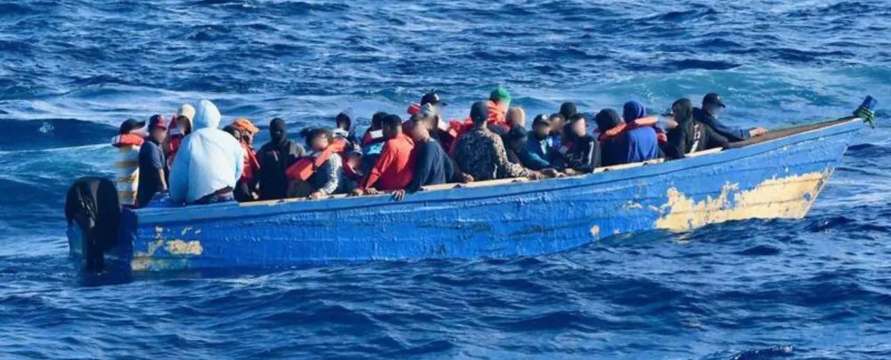 EE. UU. detiene yola en el Canal de la Mona con 48 dominicanos, 16 haitianos y dos rumanos