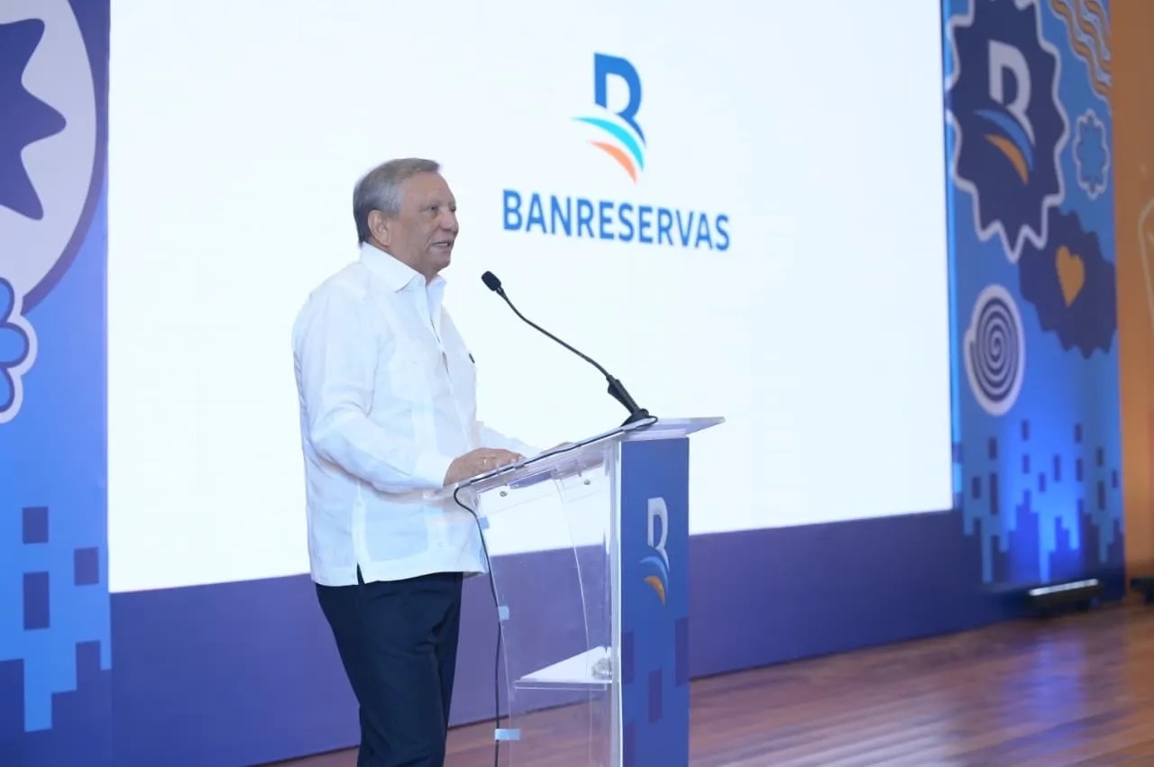 Más de 1,300 estudiantes de Azua reciben capacitación financiera con el programa Puedo Banreservas