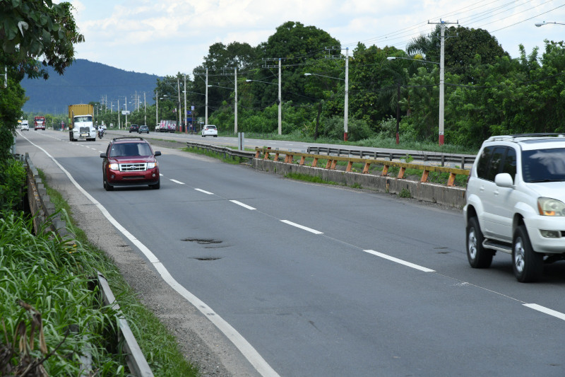 La Autopista Duarte, hoyos entre Santo Domingo y Santiago complican su tránsito