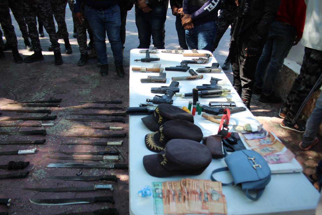 Autoridades incautan armas de fabricación casera, armas blancas, droga y dinero durante operativo en El Cercado, San Juan