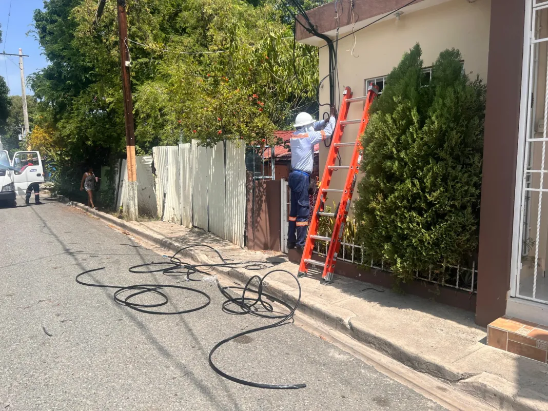 Edesur rehabilita redes eléctricas y mejora iluminación en varias comunidades de Peravia y San Juan