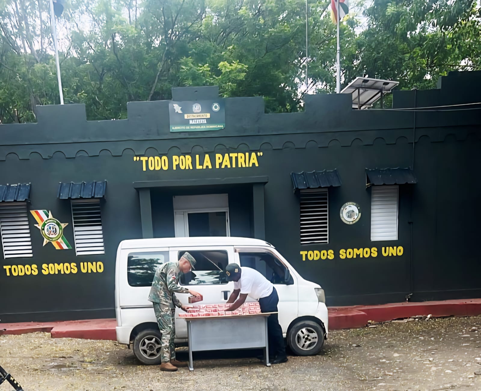 Incautan contrabando de cigarrillos que estaban ocultos en una furgoneta en San Juan de la Maguana