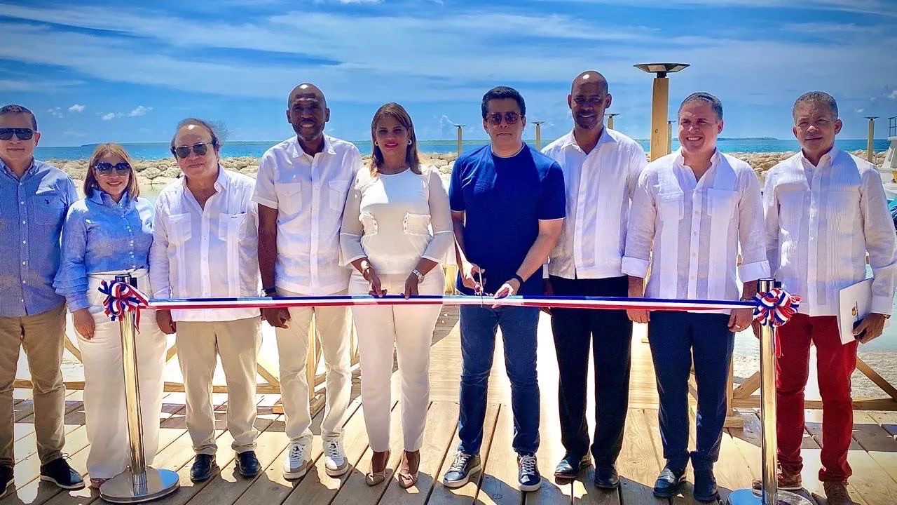 Collado entrega modernizado muelle en Caleta, La Romana