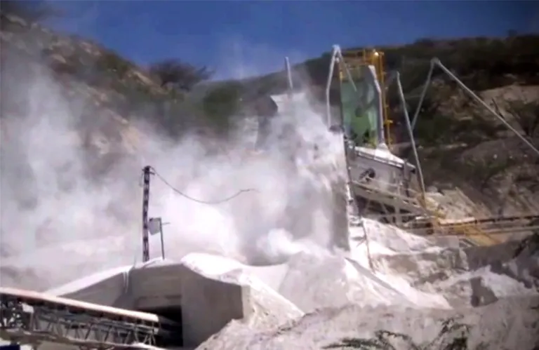 En Las Salinas de Barahona, denuncian explotación minera, dicen que situación económica de sus habitantes empeora