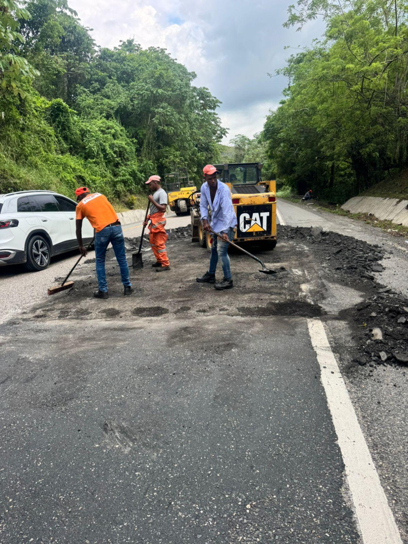 Obras Públicas reanuda bacheo de vías en GSD y el interior afectadas por el huracán Melissa