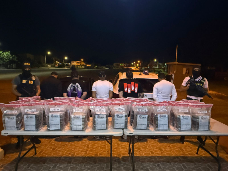 En el Km. 15 de Azua, DNCD ocupa 150 paquetes de cocaína y arresta a cinco hombres vinculados a red de narcotráfico