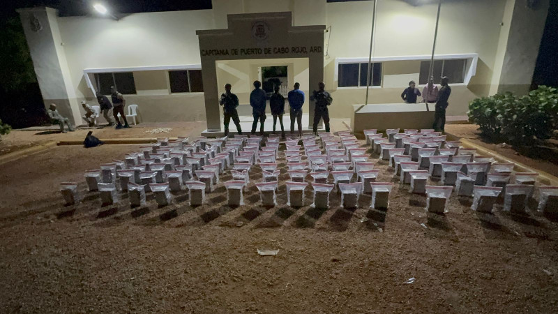 DNCD junto a la DEA interceptan lancha con 806 paquetes de cocaína y arrestan a tres dominicanos