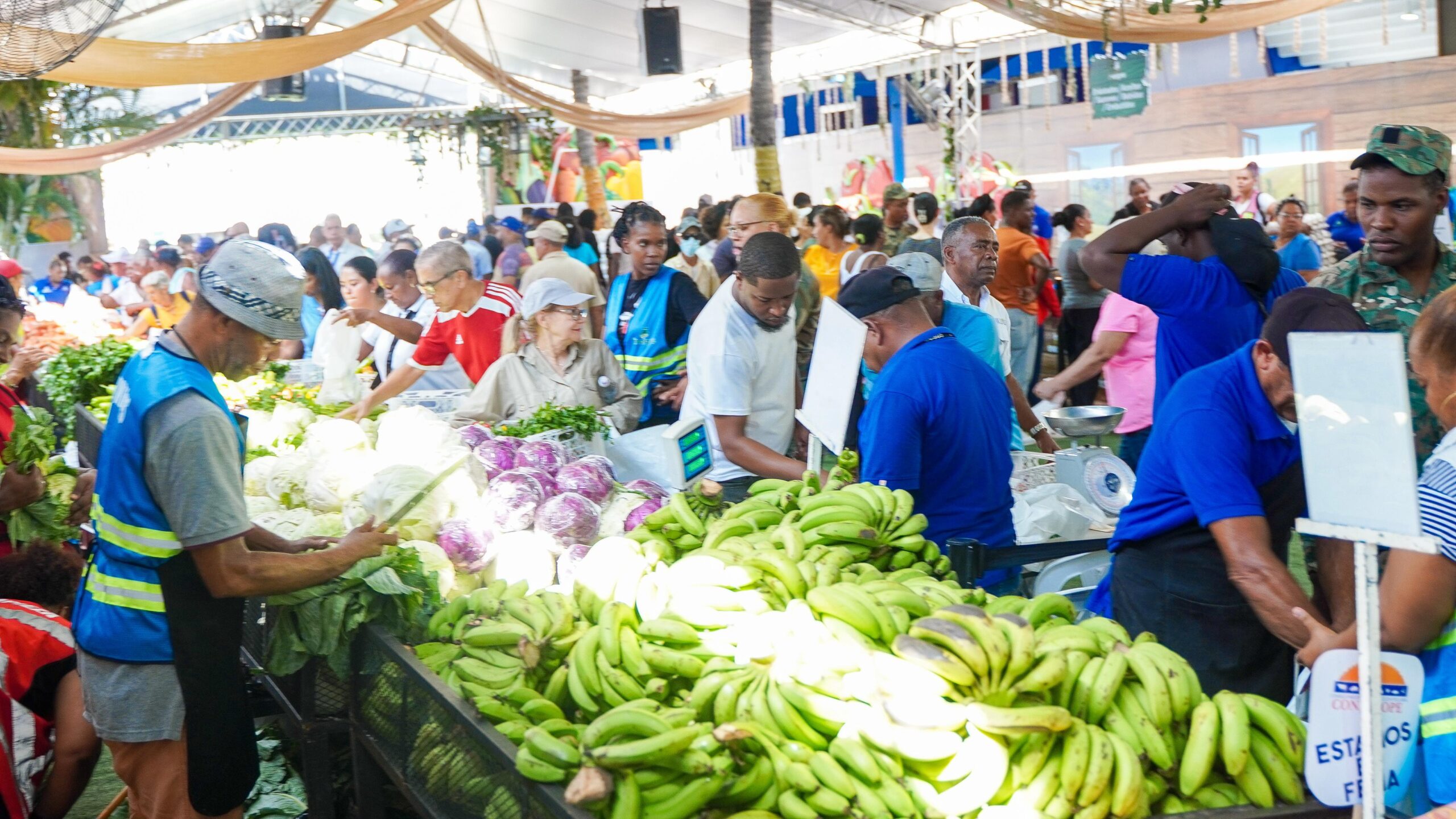 Denuncian cobro de RD$300 a clientes para entrar a comprar en Feria Ganadera