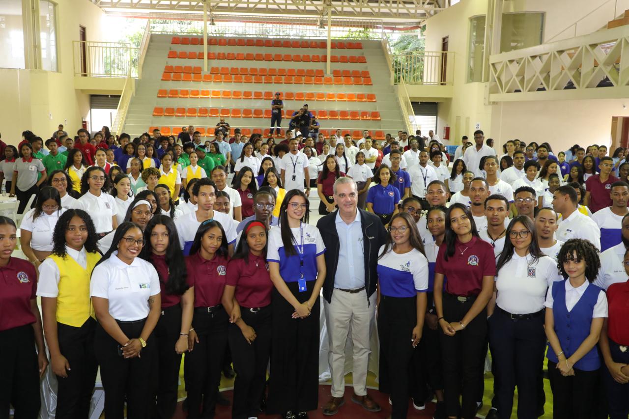 Presidente Abinader inaugura dos naves industriales en San Juan; generarán 500 empleos