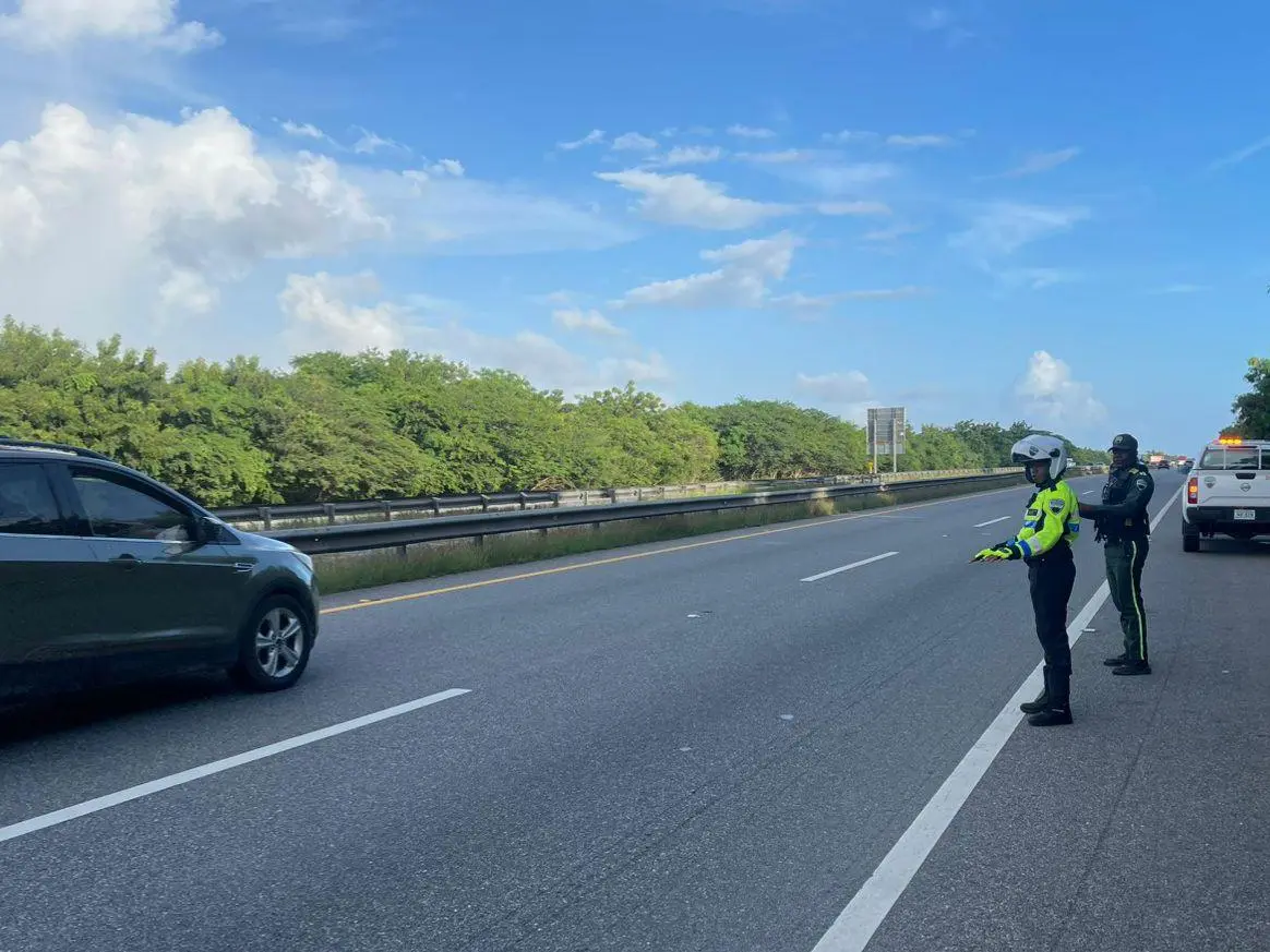 DIGESETT se mantiene en autopistas y carreteras para prevenir accidentes durante el fin de semana largo