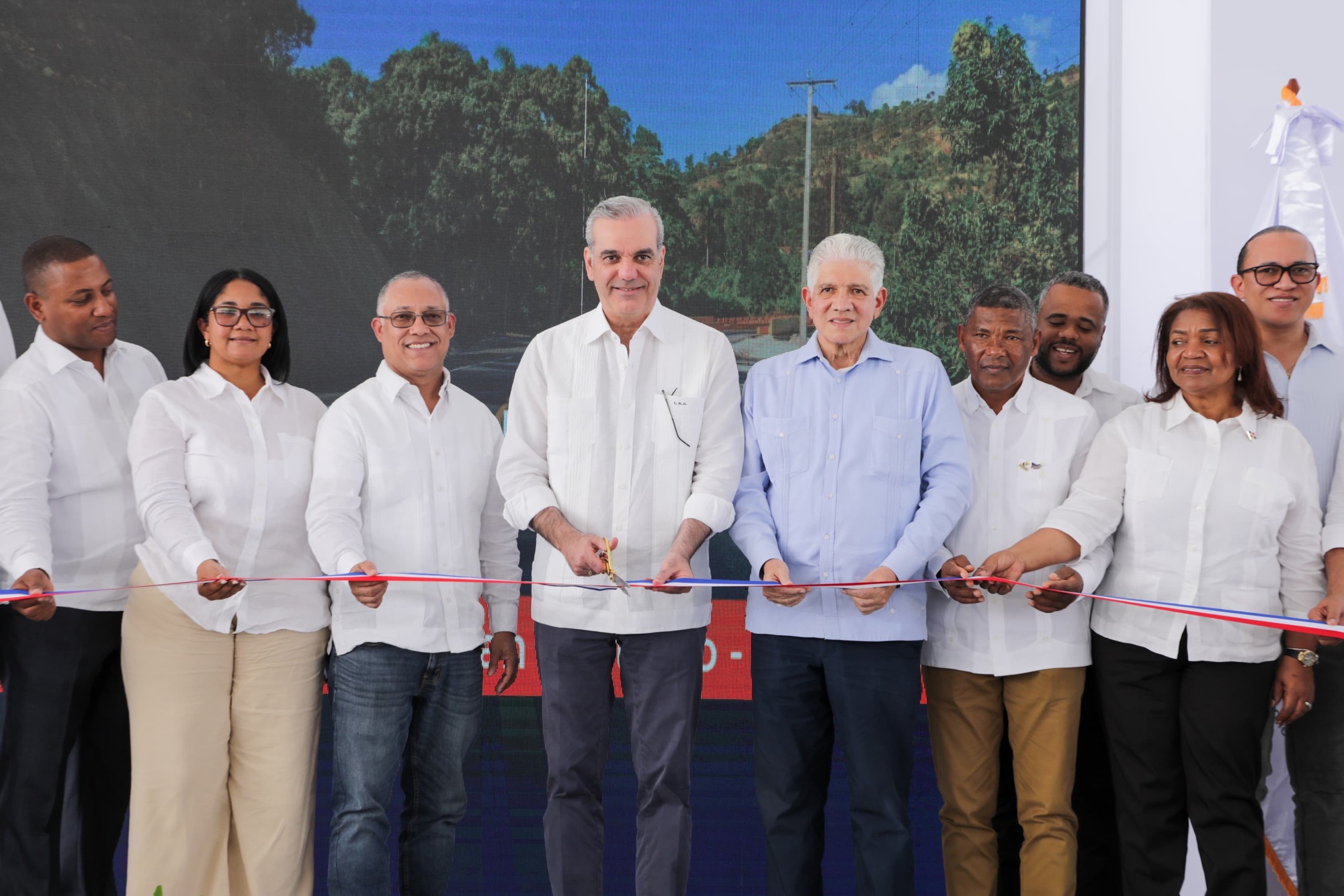 Presidente Abinader inaugura carretera El Cercado–Juan Santiago Hondo Valle: Destaca su impacto en el turismo, la agricultura y la mejora de la calidad de vida de las comunidades donde nace la República