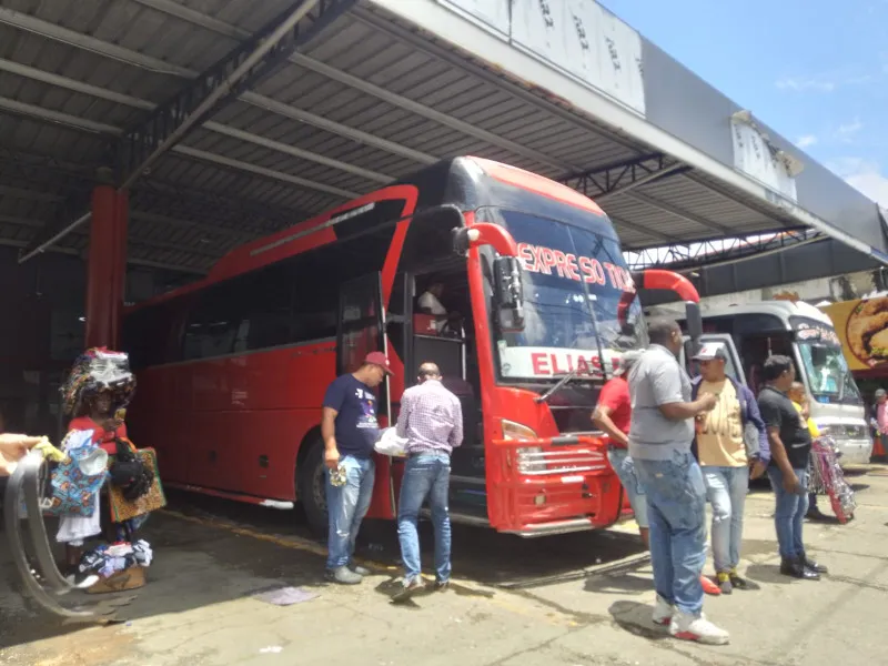 Aumenta el flujo de pasajeros hacia los diferentes pueblos del pais con motivo Noche Buena y Navidad.