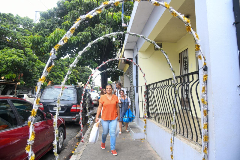 Barrios de Santo Domingo se preparan para la Navidad entre tradición y retos económicos
