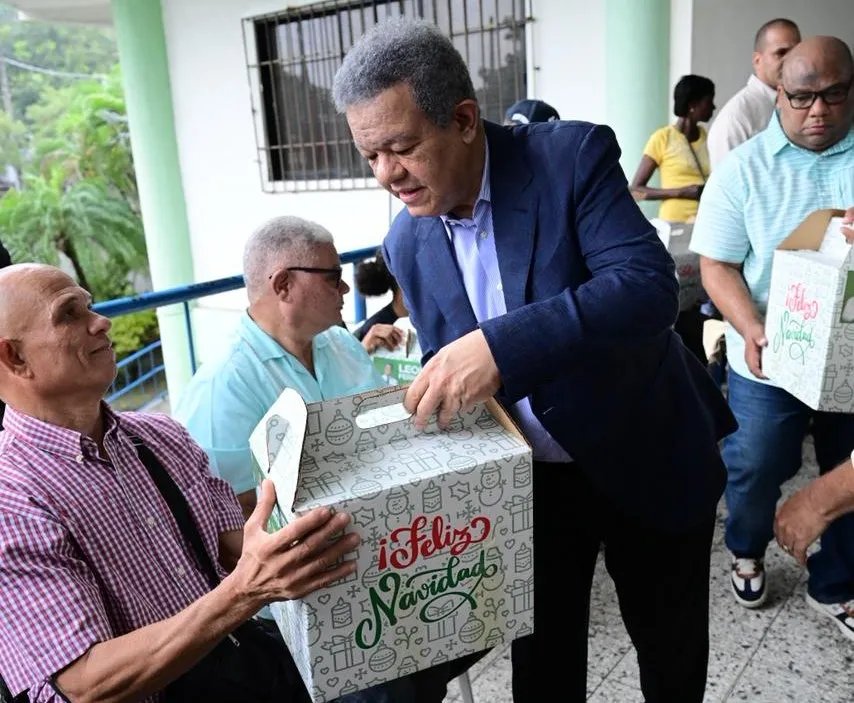 Leonel encabeza entrega de cajas navideñas a adultos mayores y personas con discapacidad