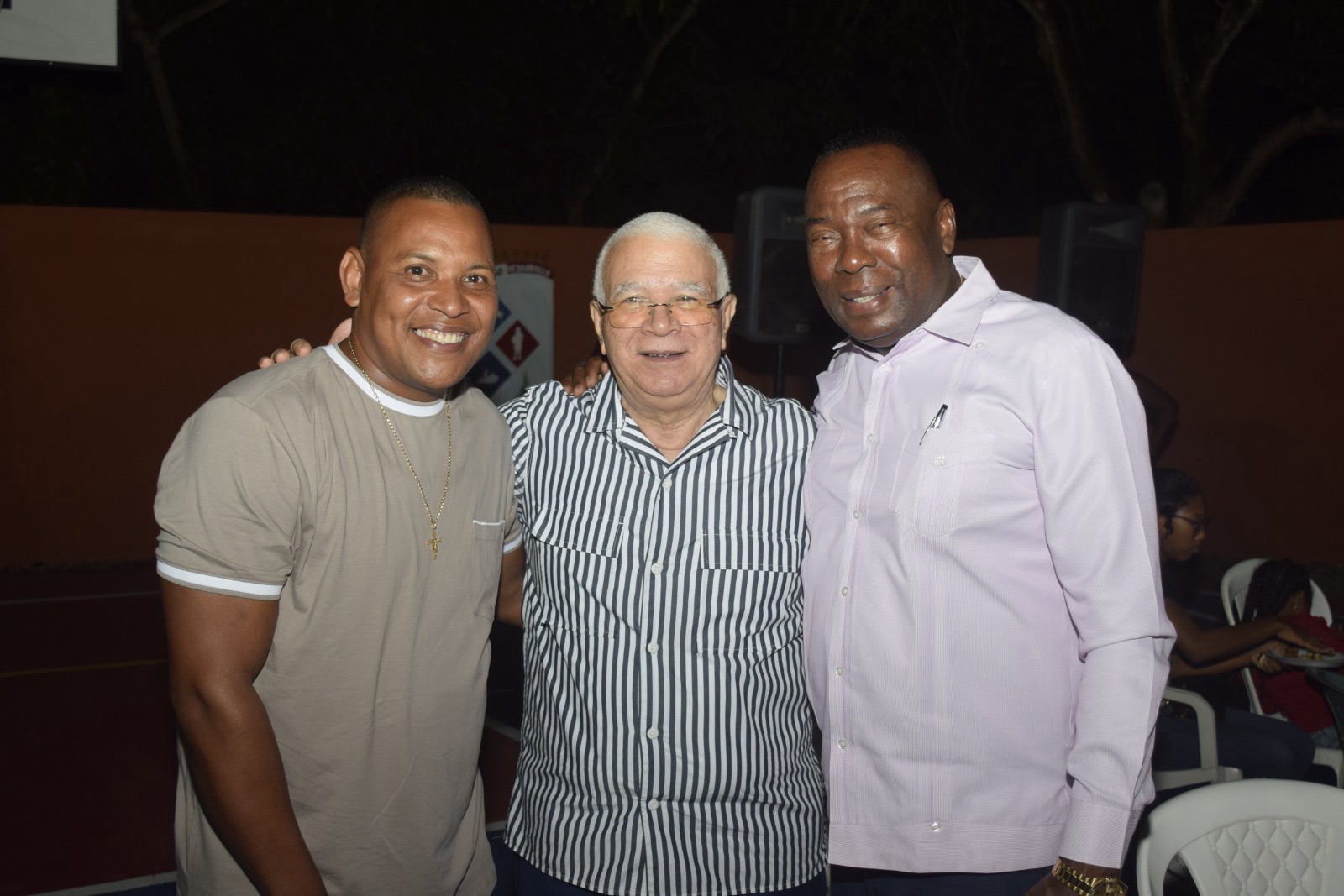 Regidor Leandro Polanco Medina lleva alegría y solidaridad a la comunidad de La Caleta con cena navideña