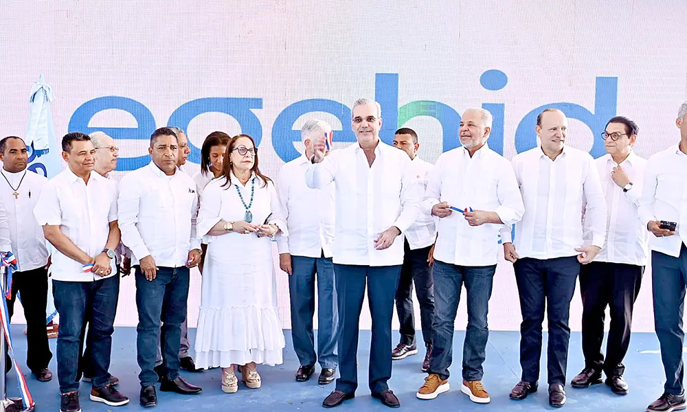 Abinader inaugura en Santiago carreteras, viviendas y un hospital