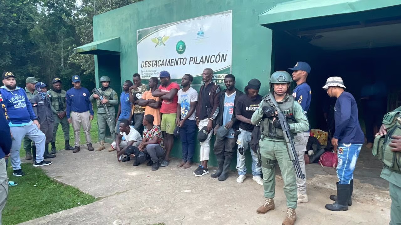 Autoridades realizan amplio operativo en el Parque Nacional Los Haitises y detienen a 56 personas