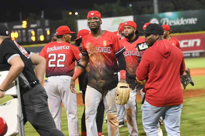 Lake y Navarro colocan a los Leones a mitad del camino