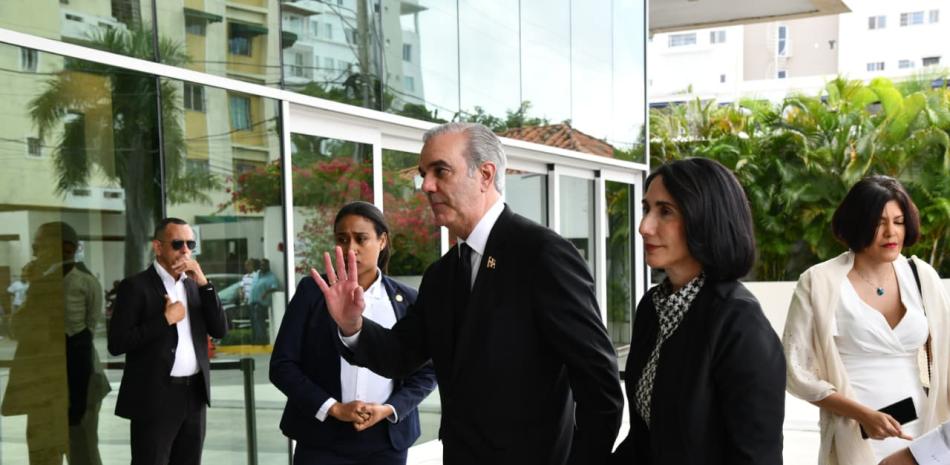 Abinader, Carolina, Pacheco y otros políticos acuden al velatorio de Ramón Alburquerque